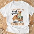 ボルゾイ・ドッグ・ブリード本を読んでボルゾイを撫でたいだけ Tシャツ 高齢者への贈り物