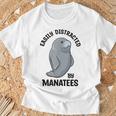 マナティーに気を取られる かわいい 海の動物 マナティー Tシャツ 高齢者への贈り物