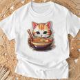 ラーメンを食べている子猫 Tシャツ 高齢者への贈り物