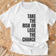 リスクを取るか、チャンスを失うか大胆なモチベーションウェア。 Tシャツ 高齢者への贈り物
