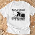 レコード屋に閉じ込められたビニールレコードを救出する Tシャツ 高齢者への贈り物