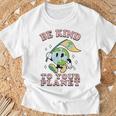 レトロ グルービー Be Kind To Your Planet Earth Day 70年代 80年代 4月 Tシャツ 高齢者への贈り物