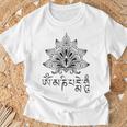 仏教 スピリチュアル オム マニ・パドメ ハム マントラと曼荼羅 Tシャツ 高齢者への贈り物