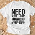 受付係の受付秘書に聞いて欲しいもの Tシャツ 高齢者への贈り物