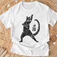 太極拳の練習をしている陽気な猫 陰陽 Tシャツ 高齢者への贈り物