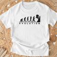 山愛好家 山登り好きにお勧めの面白い進化論 登山家のオシャレなイラスト Tシャツ 高齢者への贈り物