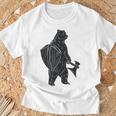 斧と盾を持った熊 中世の熊 バイキング Tシャツ 高齢者への贈り物