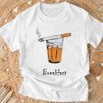 朝食タバコとウイスキー、面白いtシャツギフト。 Tシャツ 高齢者への贈り物