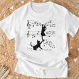 楽譜で遊ぶ面白い猫 Tシャツ 高齢者への贈り物