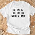 盗まれた土地では誰も違法ではない Tシャツ 高齢者への贈り物