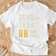 米寿祝い 旅行好き 父 母 男性 女性 88歳 レトロ おしゃれ 文字デザイン Born To Travel 長袖tシャツ Tシャツ 高齢者への贈り物