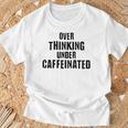 考えすぎてカフェイン入りの面白い Tシャツ 高齢者への贈り物