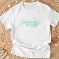 背中 山から形をした涼しい魚 自然 情景 釣り Tシャツ 高齢者への贈り物