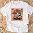 背中にラーメンを食べる緑色の目を持つ日本猫のデザイン。 Tシャツ 高齢者への贈り物