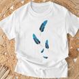 落ちる青い鳥の羽 Tシャツ 高齢者への贈り物