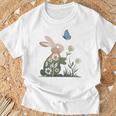 蝶のイースターとデイジーを保持している甘いウサギのウサギ 長袖tシャツ Tシャツ 高齢者への贈り物