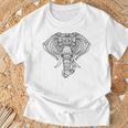 象のマンダラ、ヨガナマステエスニックシャーマン。 Tシャツ 高齢者への贈り物