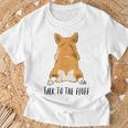 面白いコーギー、コーギーバット、コーギースプルーティング、コーギーママへのギフト。 Tシャツ 高齢者への贈り物