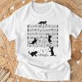 音楽譜上の遊ぶ猫のシルエットデザイン ピアノ音符 遊び心のある猫 猫 ジョーク かわいい 動物好き ギャグ好き Tシャツ 高齢者への贈り物