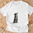 飼い主を見ているボーダーコリー 農場の犬 Tシャツ 高齢者への贈り物