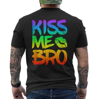 Herren Kiss Me Bro Gay Pride Monat Lgbt Homosexueller Regenbogen T-Shirt mit Rückendruck - Geschenkecke