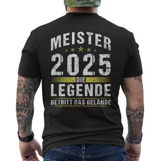 Meister 2025 Die Legende Betritt Das Gelände Meisterprüfung T-Shirt mit Rückendruck - Geschenkecke