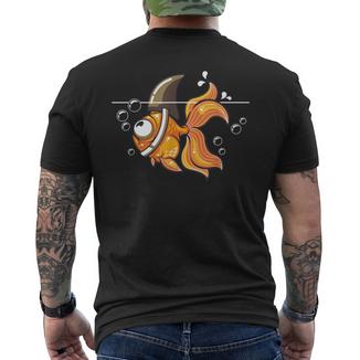 Requin Poisson Rouge Graphique Poisson Eau Cadeau Pêcheur T-shirt imprimé au dos - Cadeauxyz