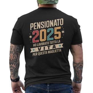 Uomo Pensione Regalo Papà Collega Divertente Pensionato 2025 T-shirt da uomo con stampa posteriore - Novitaregali