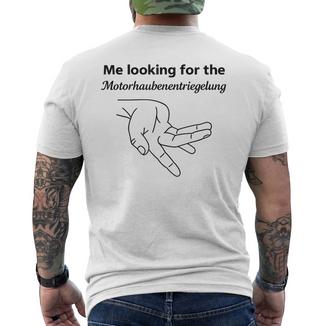 Me Looking For The Motorhaubenentriegelung X Autoliebhaber T-Shirt mit Rückendruck - Geschenkecke
